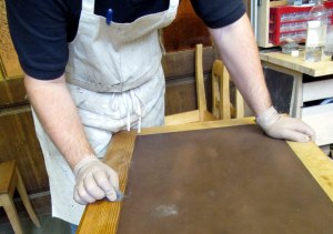 Vahanpoisto balsamitäpätillä ja teräsvillalla. Vahanpoisto balsamitäpätillä ja teräsvillalla.