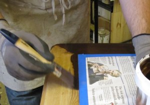 Talonpoikaiskirjoituspöydän maalaaminen ruskeaksi. Talonpoikaiskirjoituspöydän maalaaminen ruskeaksi.