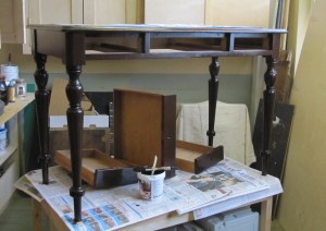 Talonpoikaiskirjoituspöytä maalattuna. Talonpoikaiskirjoituspöytä maalattuna.