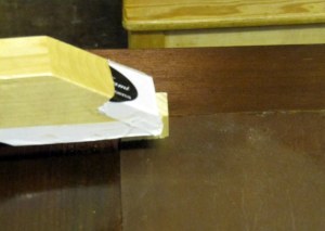 Kirjoituspöydän kannen nahka liimaantumassa. Kirjoituspöydän kannen nahkaliimaantumassa.