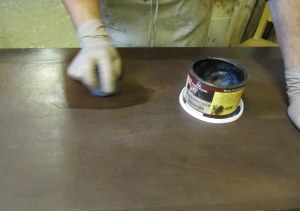 Kirjoituspöydän kannessa olevan nahan vahaaminen. Kirjoituspöydän kennessa olevan nahan vahaaminen.