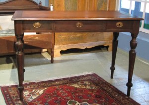 Talonpoikaiskirjoituspöytä valmiina Antiikkiliike Wanhassa Wiljamissa. Talonpoikaiskirjoituspöytä valmiina Antiikkiliike Wanhassa Wiljamissa.