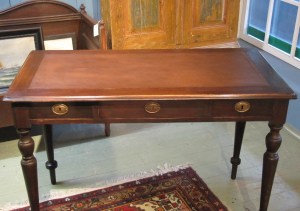 Kirjoituspöydän kannen nahan vauriot korjattuna. Kirjoituspöydän kannen nahan vauriot korjattuna.