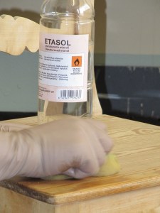 Maalattavan pinnan puhdistaminen Etasolilla.