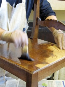 Kuultomaalin hiertäminen talonpoikaistuoliin.