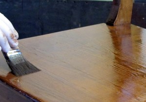 Maalipinnan tasoittaminen.