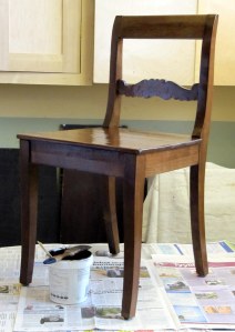 Kuultomaalattu tuoli kuivumassa.