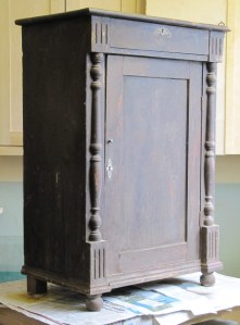 Lattakaappin on tehty jossakin vaiheessa muutama korjaus. Lattakaappin on tehty jossakin vaiheessa muutama korjaus.