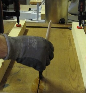 Nahkaliiman levittäminen halkeamaan. Nahkaliiman levittäminen halkeamaan.