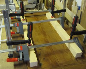 Lattiakaapin ovi puristumassa. Lattiakaapin ovi puristumassa.