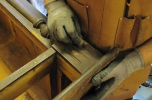 Kolojen täyttö pehmeällä vahakitillä. Kolojen täyttö pehmeällä vahakitillä.