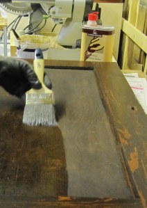 Oven sellakkaaminen. Oven sellakkaaminen.