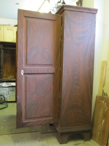 Tuvankaapin koristemaalattu pinta. Tuvankaapin koristemaalattu pinta.