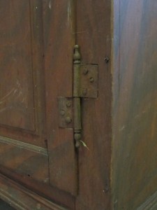 Kaapissa on hienot nostosaranat, niin kutsutut ranskalaiset saranat. Kaapissa on hienot nostosaranat, niin kutsutut ranskalaiset saranat.