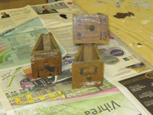 Laatikoissa oli pakkausteipistä jäänyttä liimaa. Laatikoissa oli pakkausteipistä jäänyttä liimaa.