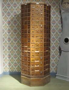 Vanhan rautakaupan ruuvilokerikon entistäminen. Vanhan rautakaupan ruuvilokerikon entistäminen.