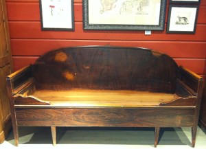 Talonpoikaissohva ehostettuna antiikkiliike Wanhassa Wiljamissa.