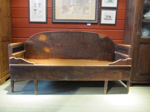 Ootrattu talonpoikaissohva ennen ehostusta.