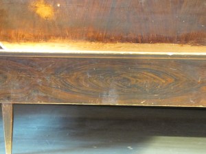 Sohvan etuosan vedestä aiheutunut vaurio.