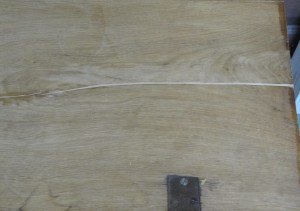 Kannen halkeama korjattuna. Kannen halkeama korjattuna.