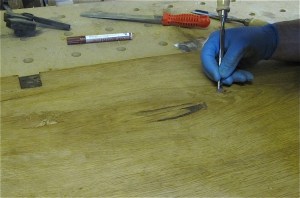 Kääntölevyssä olevinen vauriokohtien puhdistaminen. Kääntölevyssä olevien vauriokohtien puhdistaminen.