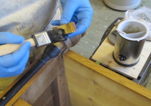 Etujalan ja puuosan liimaaminen nahkaliimalla. Etujalan ja puuosan liimaaminen nahkaliimalla.