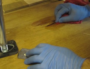 Ylimääräisen liiman pois pyyhkiminen kostealla kankaalla. Ylimääräisen liiman pois pyyhkiminen kostealla kankaalla.