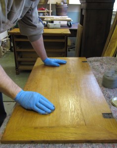 Kääntölevyn vahaaminen Antiikkivahalla. Kääntölevyn vahaminen Antiikkivahalla.