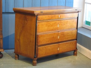 Entistetty Karl Johan tyylinen poikamieslipasto. Entistetty Karl Johan tyylinen poikamieslipasto.