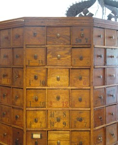 Laatikoihin laitettin tyyliin sopivat messinkinupit. Laatikoihin laitettin tyyliin sopivat messinkinupit.