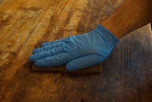 Sellakkapinnan hionta hiomahuovalla.