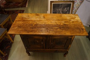 Sellakka ja vaha antoivat pinnoille pehmeän kiillon.