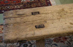 Penkin jalkoja oli uudelleen kiinnitetty nauloilla.