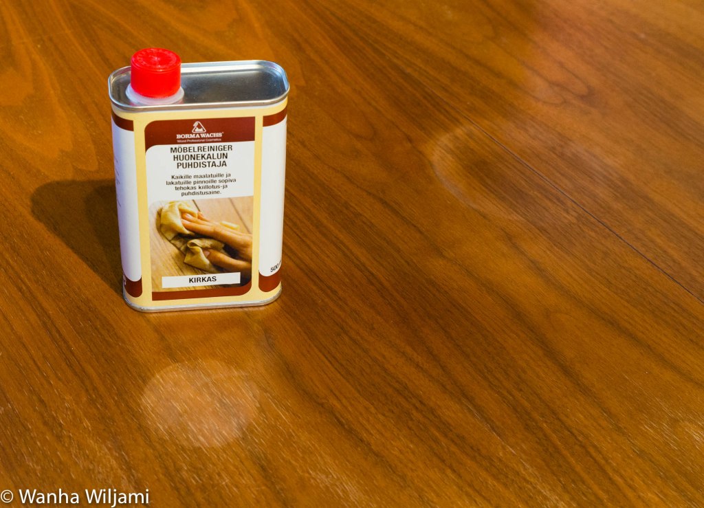 Vaalean renkaan ja läiskän poistaminen&nbsp;lakkapinnasta.