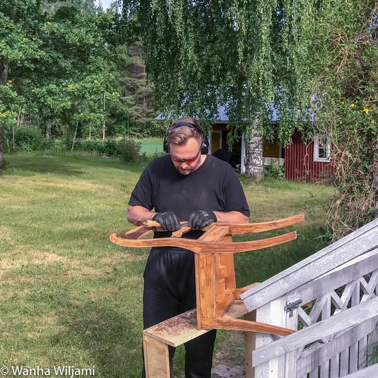 Talonpoikaistuolien entisöinti