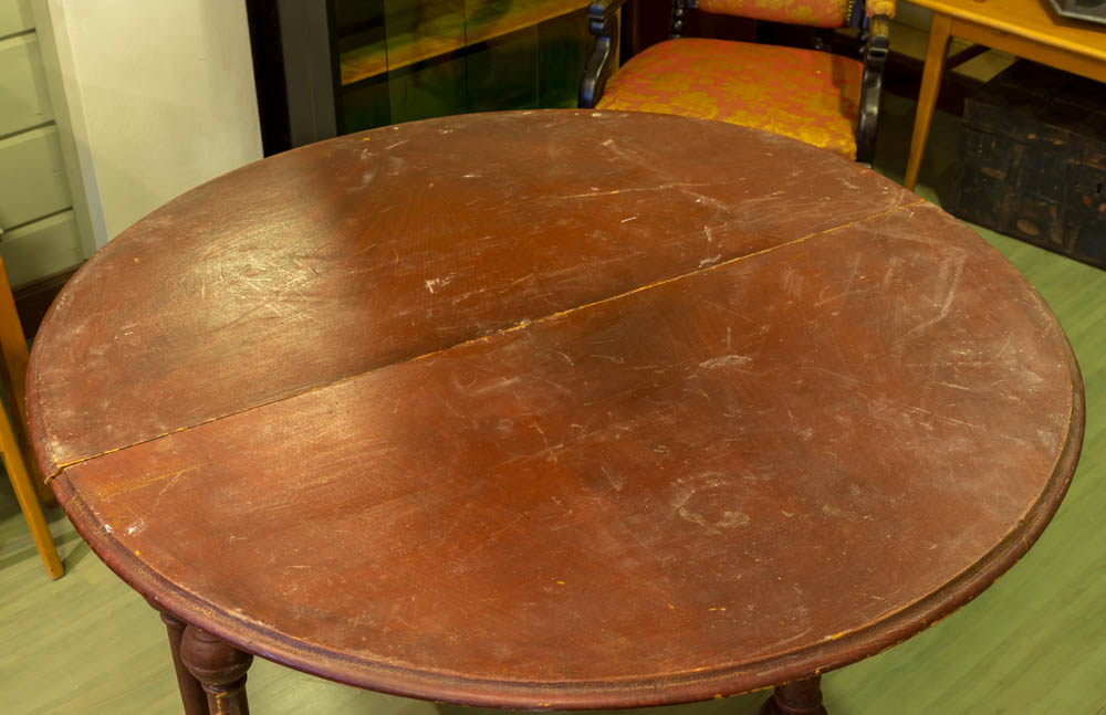 Pyöreä talonpoikaispöytä