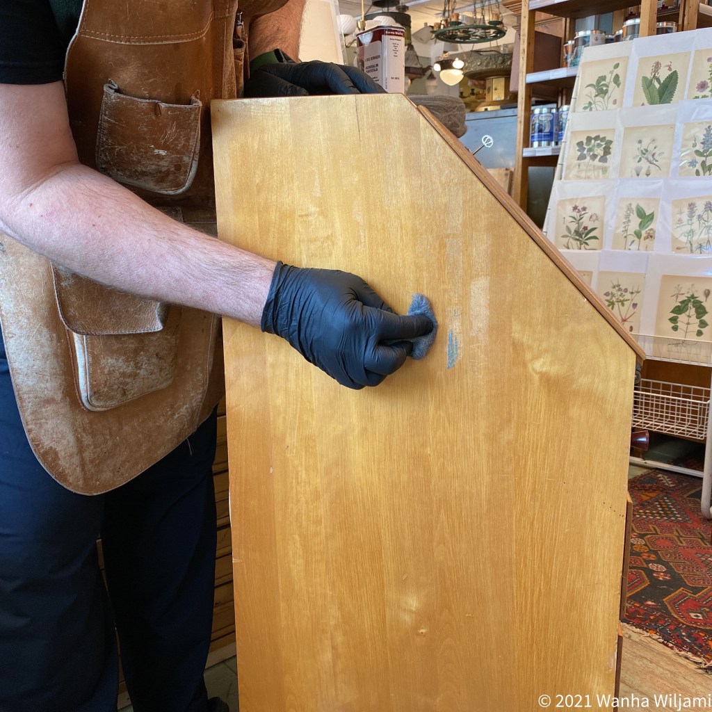 Teipin ja teipistä jääneiden jälkien poistaminen lakkapinnasta – vinkkejä 50-luvun kirjoituslipaston käsittelyyn